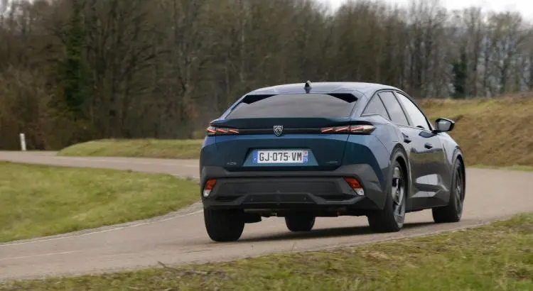 - BMW 320e vs Peugeot 408 Hybrid 225 : jeu de plateformes