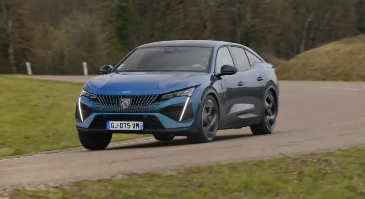 - BMW 320e vs Peugeot 408 Hybrid 225 : jeu de plateformes