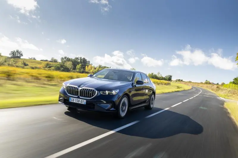 - BMW i5 eDrive40