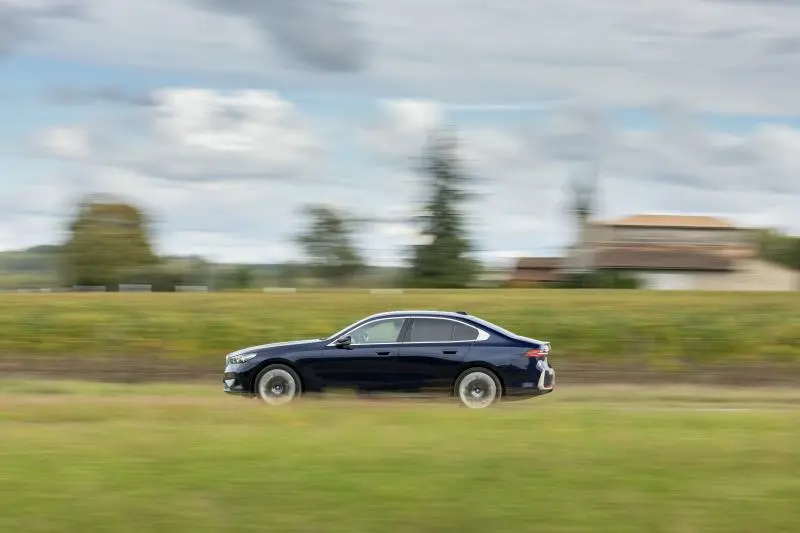- BMW i5 eDrive40