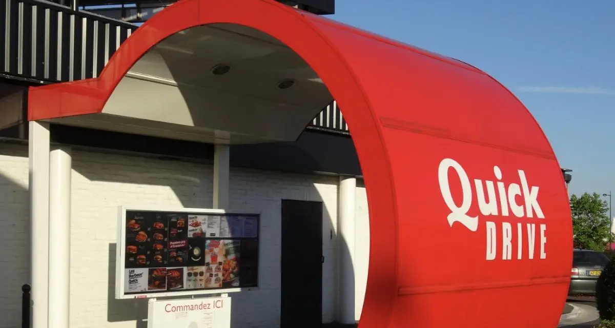 Âgé de seulement 7 ans, il conduit sa soeur en voiture dans un fast-food