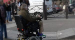 Ils sauvent une femme en fauteuil roulant sur une voie express, leur acte récompensé