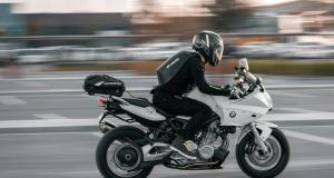Un influenceur moto flashé en excès de vitesse et fraude à grande échelle : plus d'un million d'euros non déclaré