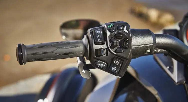 - Nouvelle BRP Can-Am Spyder F3 : triple épaisseur