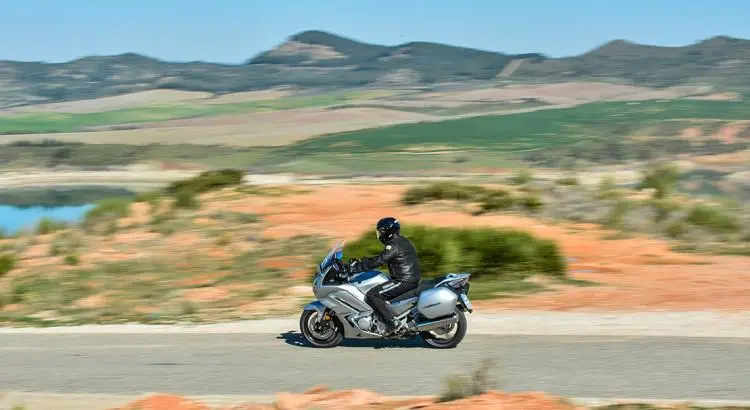  - Yamaha FJR 1300 AE 2016 [ESSAI VIDEO] : Grand Mère se libère