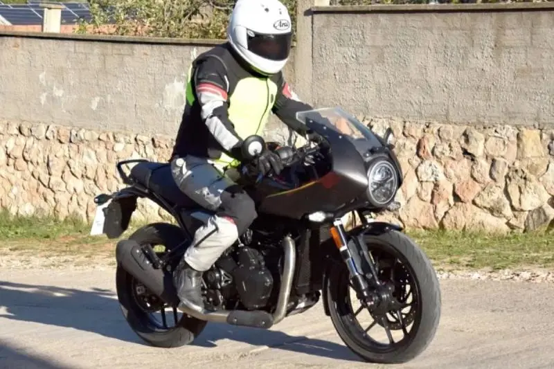  - Triumph Thruxton 400 ?